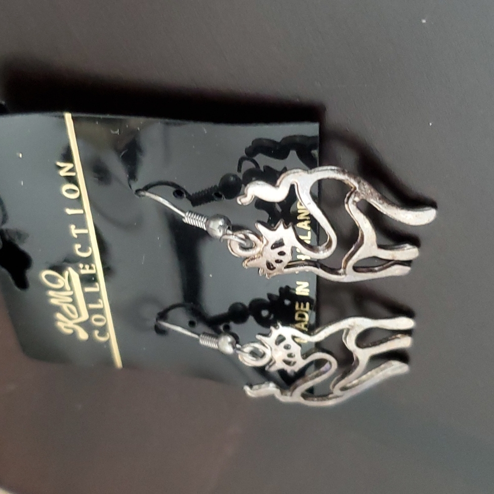 Cat dangling earring - Picture 2 of 4